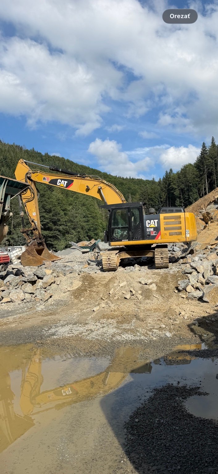 Pásové rýpadlo CAT 329E v kameňolome