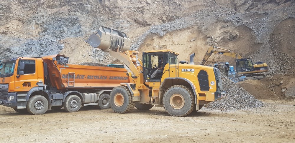 Kolesový nakladač Hyundai HL960 pri nakladaní